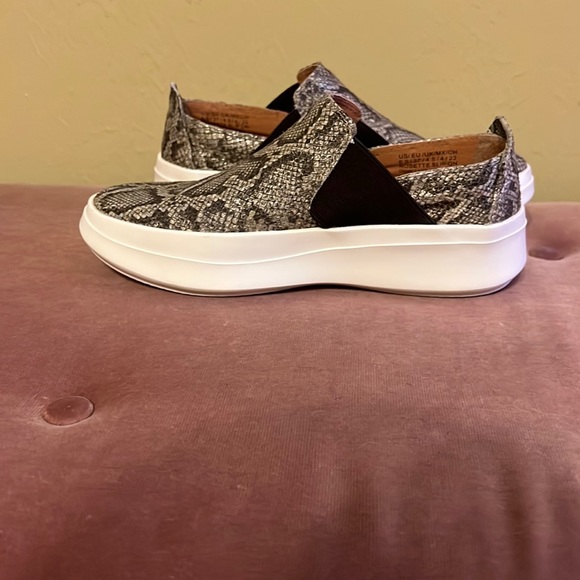 Kenneth Cole slip on shoes - Picture 2 of 4